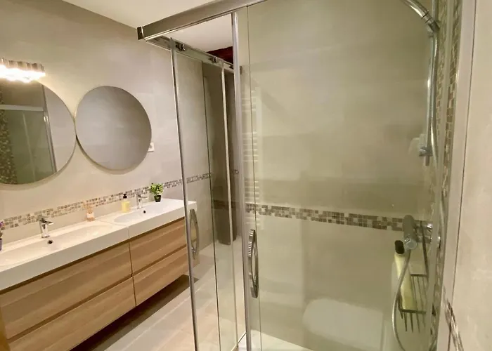 En Con Zonas Comunes Compartida Hsjg Проживання в сім'ї